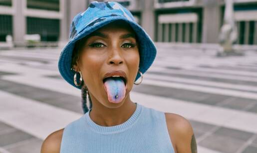 Nowoczesne kreacje: jak jedwabna sukienka podkreśla awangardowy styl?