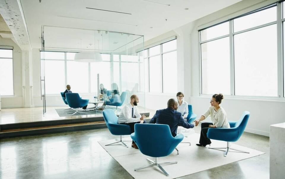 Jak biura nieruchomości wspierają proces negocjacji ceny sprzedaży?