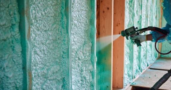 Kompleksowe podejście do izolacji natryskowej - dlaczego warto wybrać pianę PUR?