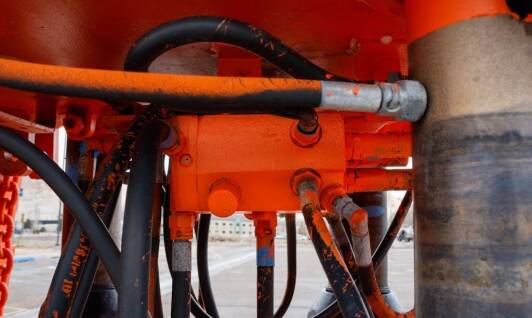 Na czym polega proces zakuwania węży hydraulicznych?