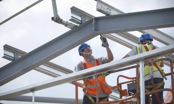 Jak garaże z płyty warstwowej wspierają rozwój nowoczesnego budownictwa modułowego?