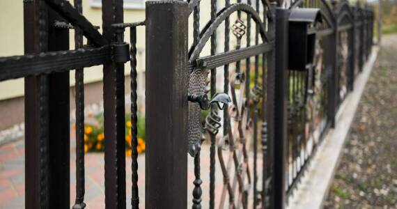 Jakie czynniki wpływają na trwałość napędów do bram?