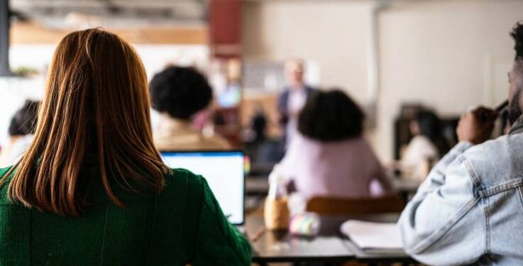 Jakie są zalety nauki historii w formie online?