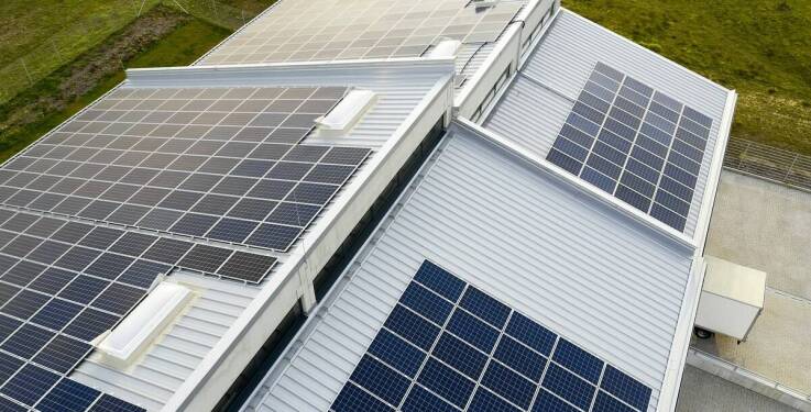 Jak zastosowanie kolektorów słonecznych wpływa na koszty utrzymania budynku?