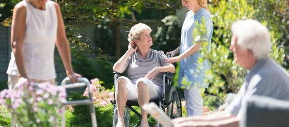 Jak dom seniora zapewnia całodobową opiekę medyczną dla swoich pensjonariuszy?