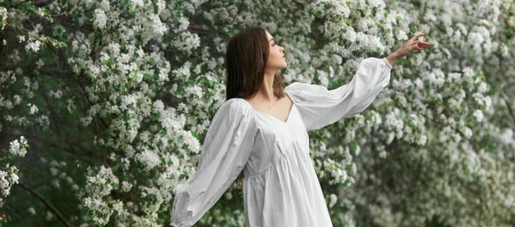 Modne zestawienia: jak łączyć drewnianą torebkę z łańcuszkiem z sukienkami maxi?