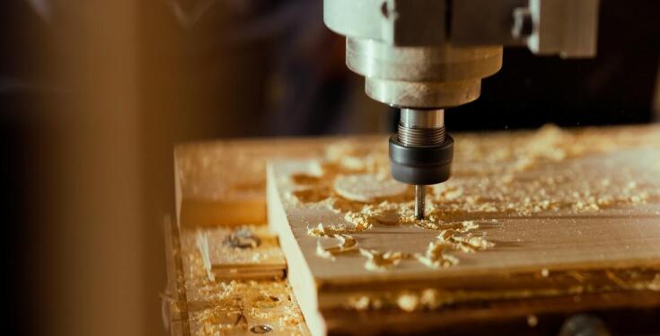 Jak nowoczesne maszyny CNC wpływają na produkcję kołków meblowych?