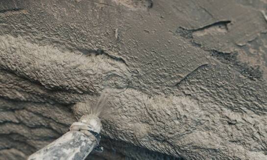 Jak frezowanie betonu wpływa na przyczepność nowych warstw nawierzchniowych?