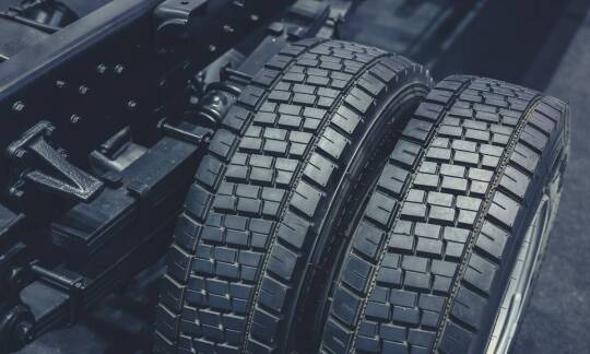 Zalety zakupu opon 13 R22.5 online