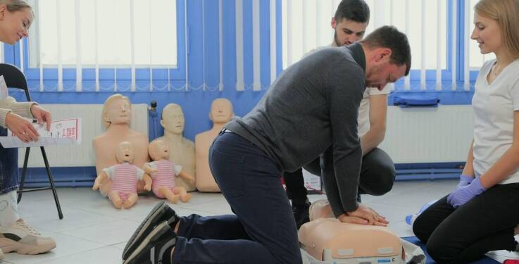 Kurs obsługi AED w kujawsko-pomorskim – jakie techniki nauczania stosujemy?