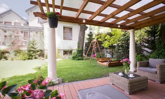 Tanie pokrycie dachu altany – jak zadbać o jego konserwację?