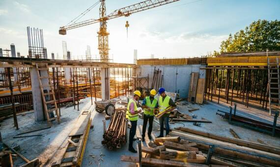 Budowa hali z płyty warstwowej a wymagania dotyczące uzyskiwania pozwoleń budowlanych