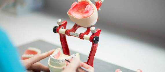 Protetyk Rzeszów: Jak szybko można naprawić uszkodzoną protezę?