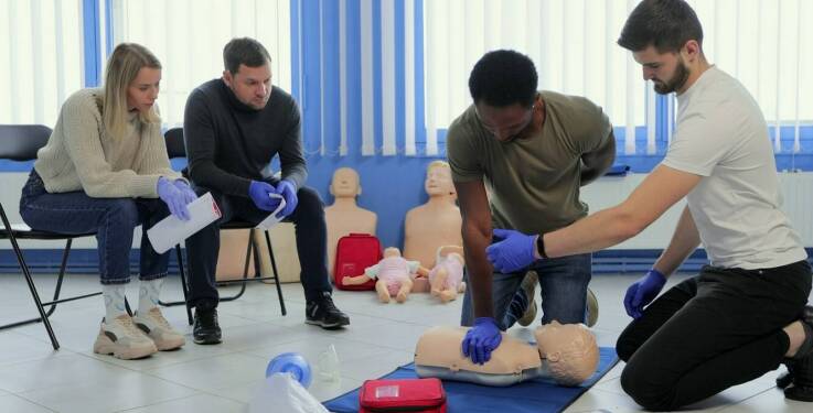 Jakie są kluczowe elementy praktyczne na kursach obsługi AED w Dolnośląskiem?