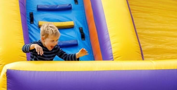 Co warto wiedzieć o torach przeszkód na imprezy plenerowe?