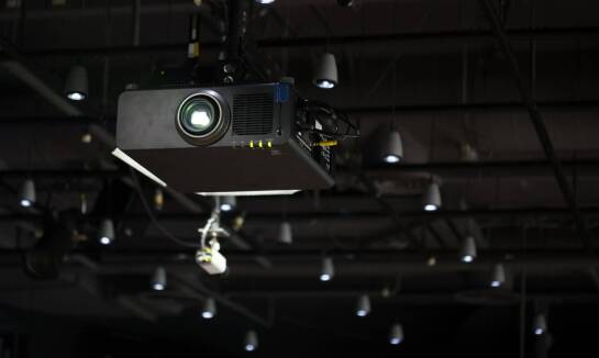 Kolumny aktywne a technika 100V – idealne połączenie dla dużych obiektów