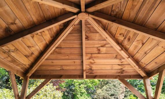 Funkcjonalność i estetyka altan drewnianych przy domach całorocznych