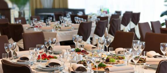 Wynajem sali na imprezy okolicznościowe – klucz do udanej uroczystości