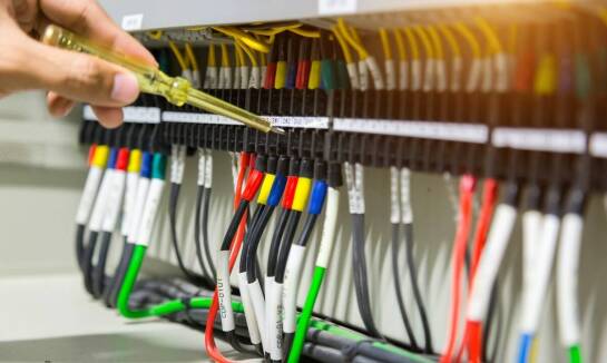 Poradnik: montaż wtyków bananowych w systemach audio