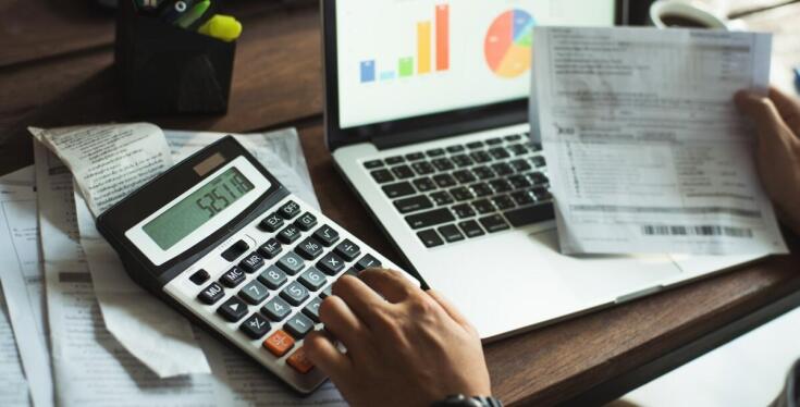 Kredyty dla przedsiębiorców a zmieniające się stopy procentowe – jak się zabezpieczyć?