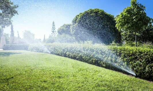 Jakie nowoczesne rozwiązania oferują systemy nawadniające dla przestrzeni komercyjnych?