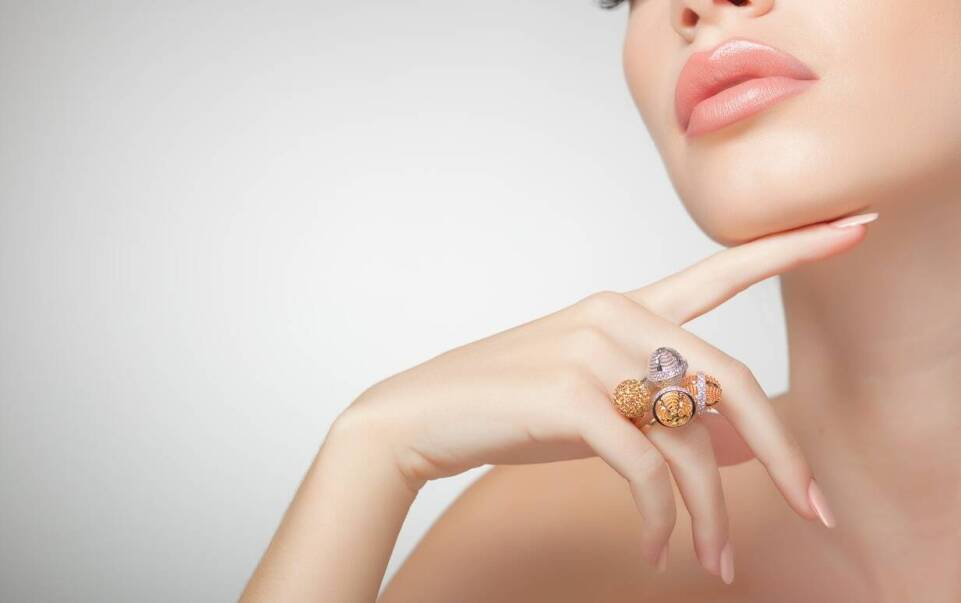 Jakie kamienie naturalne dominują w nowoczesnych projektach biżuterii?