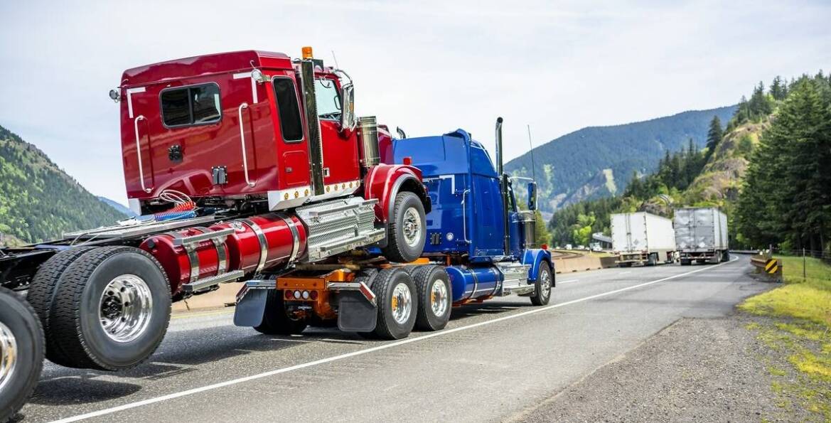 Jakie są różnice między standardowym a szybkim holowaniem przez pomoc drogową?