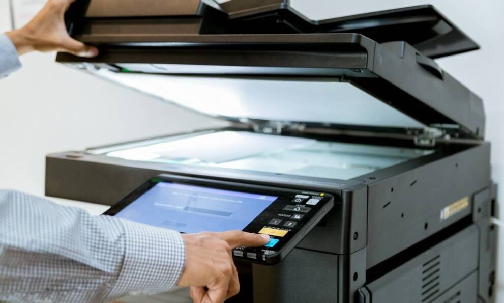 Jak wynajem kserokopiarek wpływa na redukcję kosztów związanych z materiałami eksploatacyjnymi?