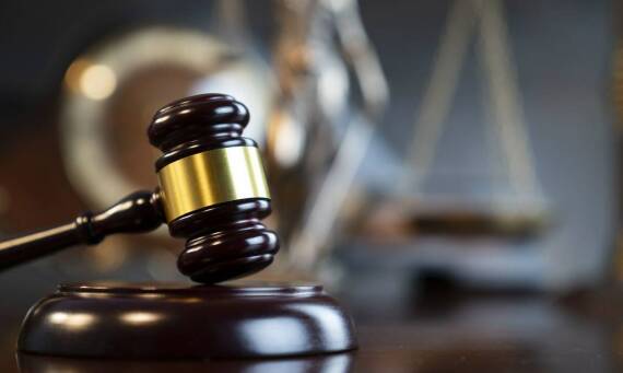 Jak komornik realizuje orzeczenia sądowe dotyczące roszczeń pieniężnych?