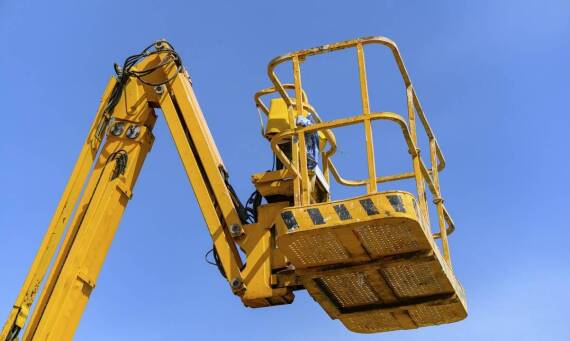 Podnośniki terenowe z napędem 4x4 – kiedy warto je wynająć?