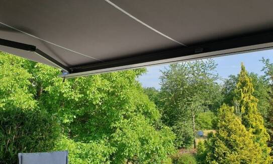 Jakie są zalety wyboru markiz z funkcją ochrony przed promieniowaniem UV?