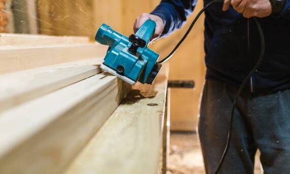 Jak strugi elektryczne mogą przyspieszyć proces renowacji drewnianych podłóg?