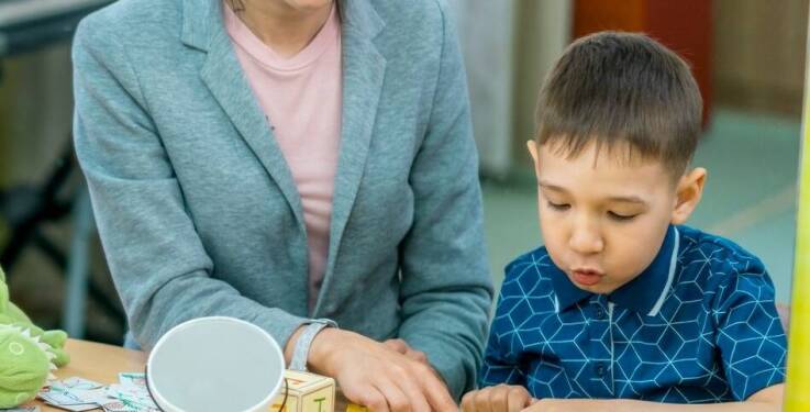 Jakie techniki stosowane są w terapii pedagogicznej dla dzieci z Zespołem Aspergera?