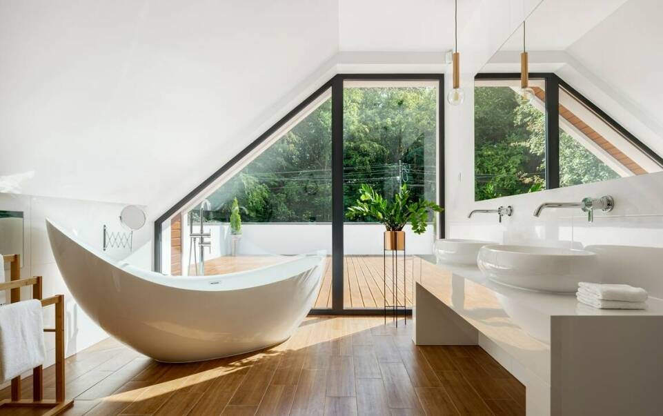 Wybór odpowiednich żaluzji drewnianych do kuchni i łazienki