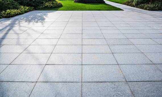 Jakie są korzyści płynące z wyboru granitowej kostki brukowej na chodniki?