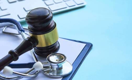 Prawo medyczne a odpowiedzialność zawodowa lekarzy – co warto wiedzieć?