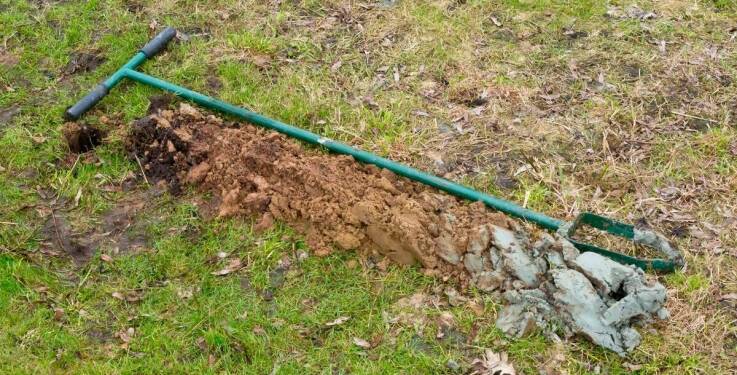 Jak ocenić gotowość gleby do ułożenia trawnika rolowanego?