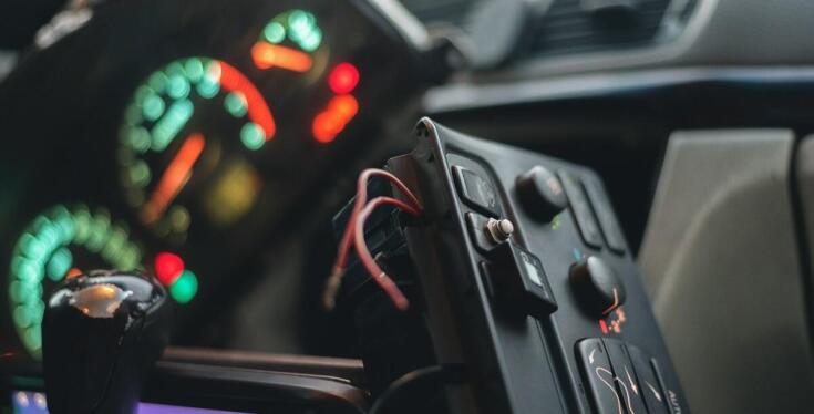 Jak technologia wspiera naukę teorii na prawo jazdy kat. A2?