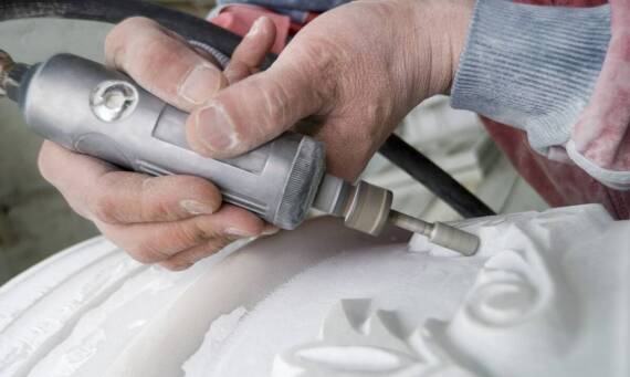 Jak kamieniarz Białystok pomaga w tworzeniu personalizowanych grobowców?