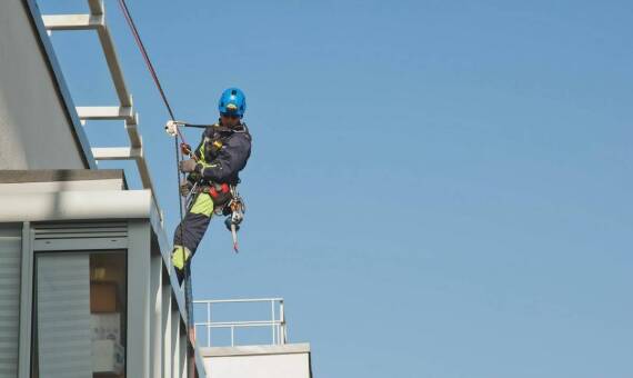 Jakie wyzwania napotykamy podczas mycia okien w wysokich budynkach mieszkalnych?