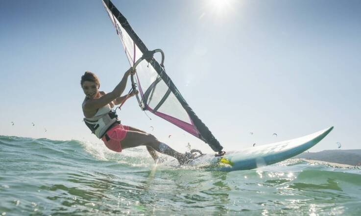 Jakie sporty wodne można uprawiać na obozach młodzieżowych nad morzem?