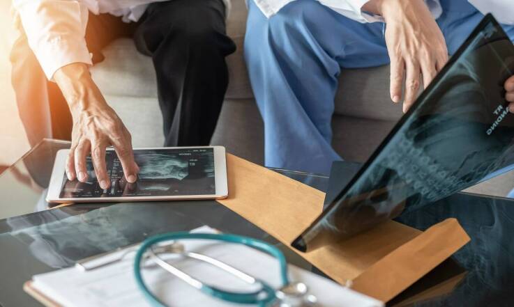 Jak reumatolog z centrum medycznego wspiera pacjentów w diagnozowaniu chorób stawów?