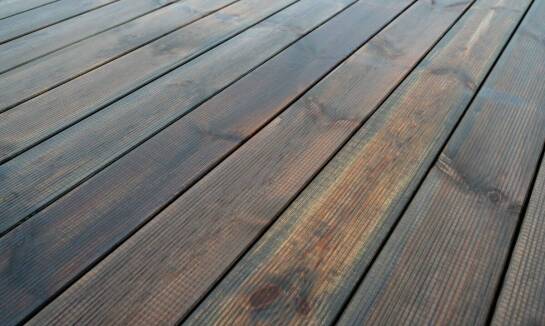 Jakie są najważniejsze właściwości desek tarasowych odpornych na wilgoć?