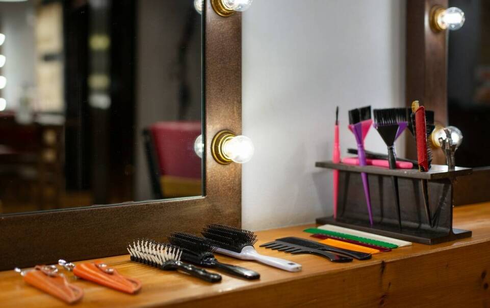 Jakie innowacyjne techniki strzyżenia wprowadzają salony fryzjerskie?