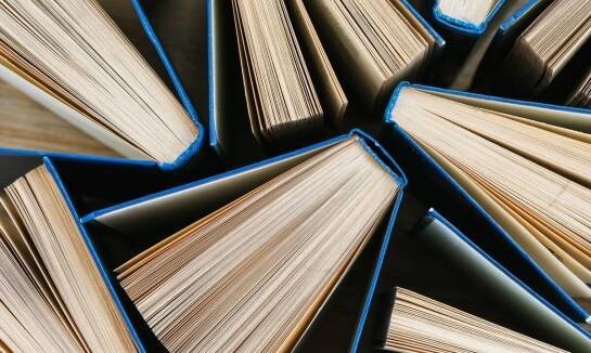 Twórczość Piotra Plebaniaka: jakie tematy dominują w jego książkach?