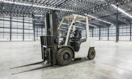 Wynajem wózków LPG: cicha praca i niska emisja spalin jako atuty