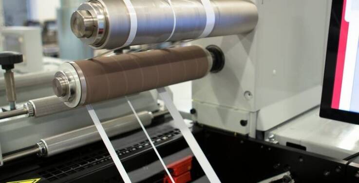 Przewijarki do etykiet samoprzylepnych: jak zwiększają precyzję i szybkość produkcji?