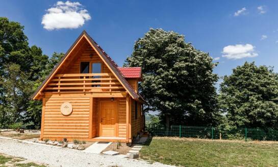 Dlaczego warto wybrać drewniane chaty na rodzinne wakacje?