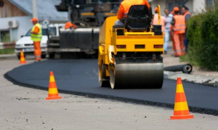 Zasypy ziemne – jak wpływają na stabilność konstrukcji brukarskich?