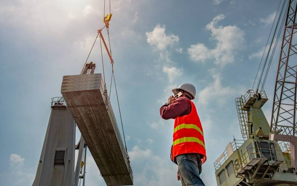 Kluczowe aspekty wynajmu dźwigów z dowozem na miejsce realizacji projektu